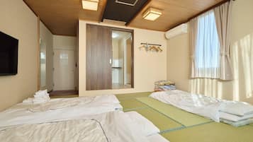 Japanese room A | Desk, laptop workspace, free WiFi, bed sheets