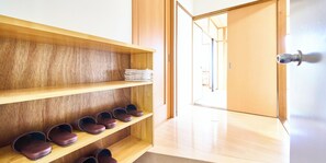 مكتب ومساحة عمل للكمبيوتر المحمول وواي فاي مجانًا وملاءات أسرّة