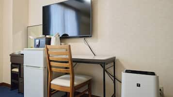 Twin room A | Desk, laptop workspace, free WiFi, bed sheets