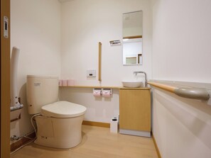 Japanilaistyylinen huone | Kylpyhuone | Erillinen kylpyamme ja suihku, tohvelit, WC-istuin sähköisellä bideellä