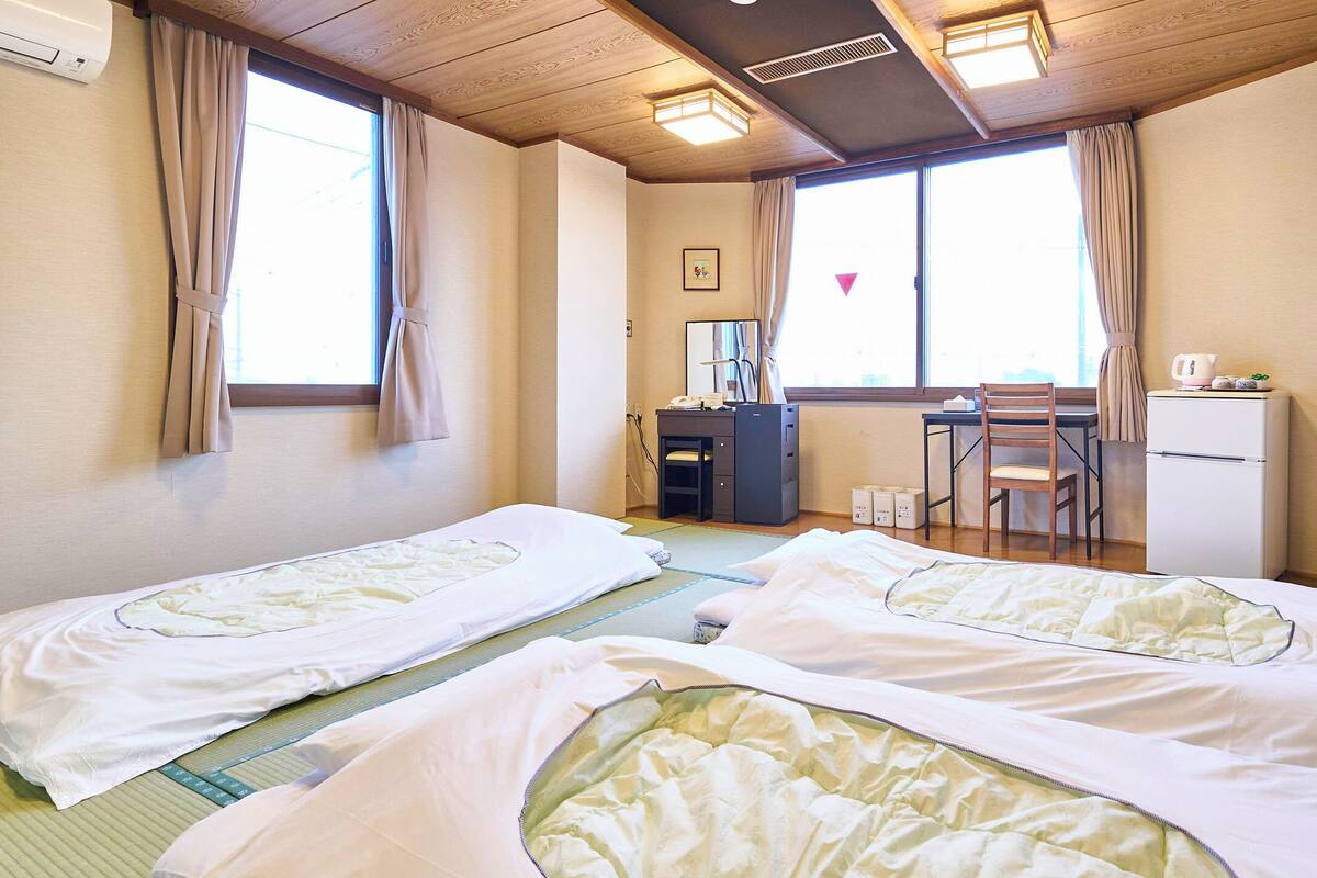 Chambre de style japonais | Bureau, espace de travail pour ordinateur portable