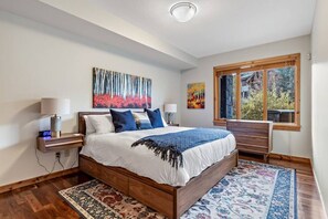 2 bedrooms, desk, iron/ironing board, free WiFi - Mountain View | Hot Tub | Downtown | Walkout Patio (Canmore)