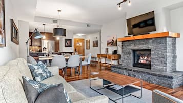 Smart TV, fireplace, stereo