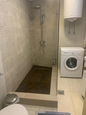 Een haardroger, handdoeken, zeep, toiletpapier