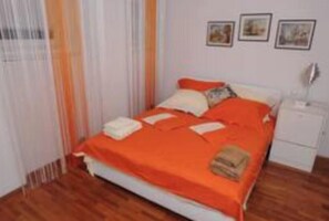 3 bedrooms, iron/ironing board, WiFi, bed sheets