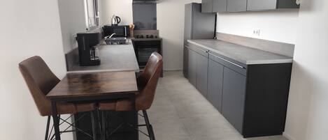 Microondas, horno, parrilla de estufa y lavavajillas