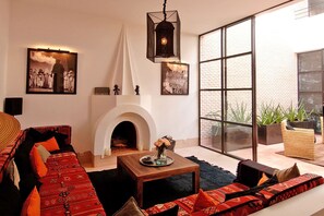 Fernseher, Kamin, DVD-Player