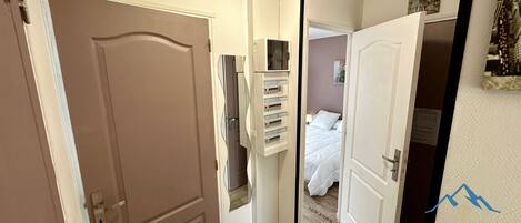 2 Schlafzimmer, Bügeleisen/Bügelbrett