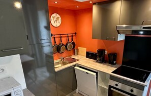 Jääkaappi, mikroaaltouuni, uuni, astianpesukone