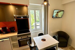Kylskåp, mikrovågsugn, ugn och diskmaskin