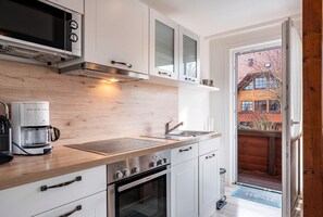 Frigorífico, microondas, horno y placa de cocina