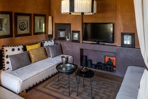 TV, fireplace, stereo