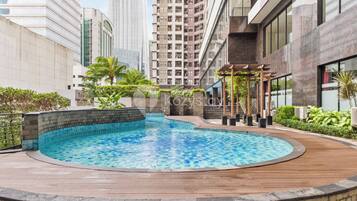 Una piscina al aire libre