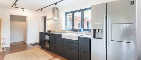 Refrigerador, microondas, horno y lavavajillas