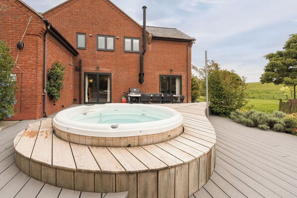 Terrace/patio - Stunning modern farmhouse retreat perched on a private hilltop in North Wales (North Wales)
