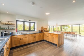 Fridge, microwave, oven, dishwasher - Stunning modern farmhouse retreat perched on a private hilltop in North Wales (North Wales)