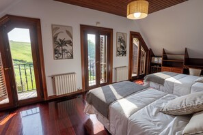 5 bedrooms, desk, iron/ironing board, free WiFi
