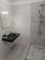 Deluxe Villa, Balcony, Courtyard View | Bathroom