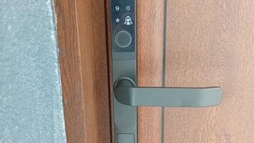 Una puerta con teclado numérico y manija de palanca.