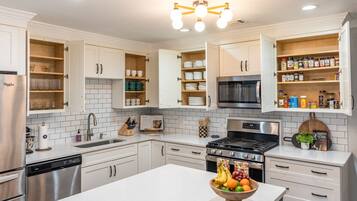 Refrigerador, microondas, horno y parrilla de estufa