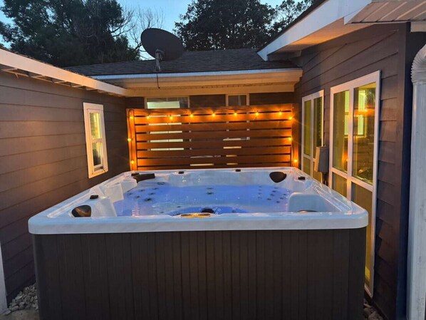 Outdoor spa tub