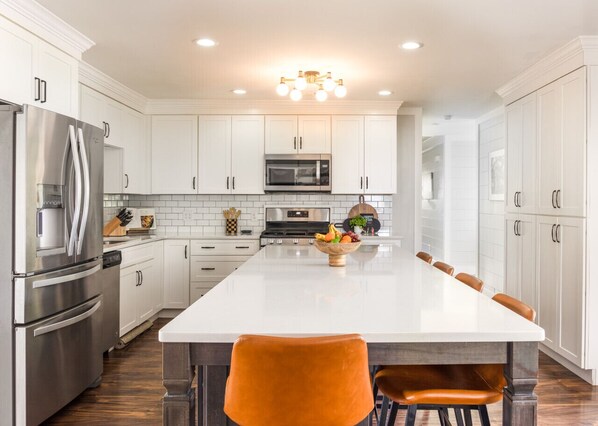 Jääkaappi, mikroaaltouuni, uuni, liesi