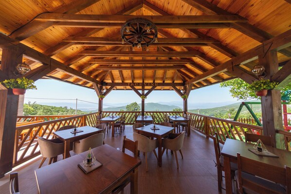 تناول الطعام بالخارج