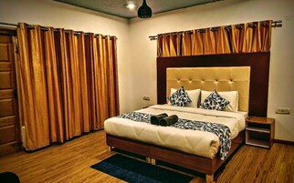 Escritorio, espacio para trabajar con laptop y wifi gratis 