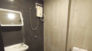 Ein kleines Badezimmer mit Toilette, Waschbecken und Dusche.