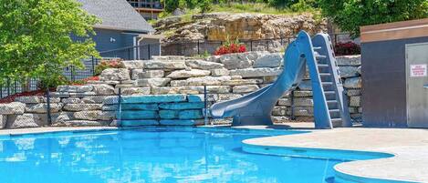 من حمّامات السباحة المغطاة