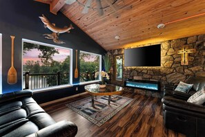 テレビ、暖炉、書斎 / ワークスペース