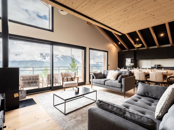 TV, fireplace - New Chalet in La Plagne - 3Lv, 12p, Sauna, Parking, WiFi (La Plagne Montalbert)