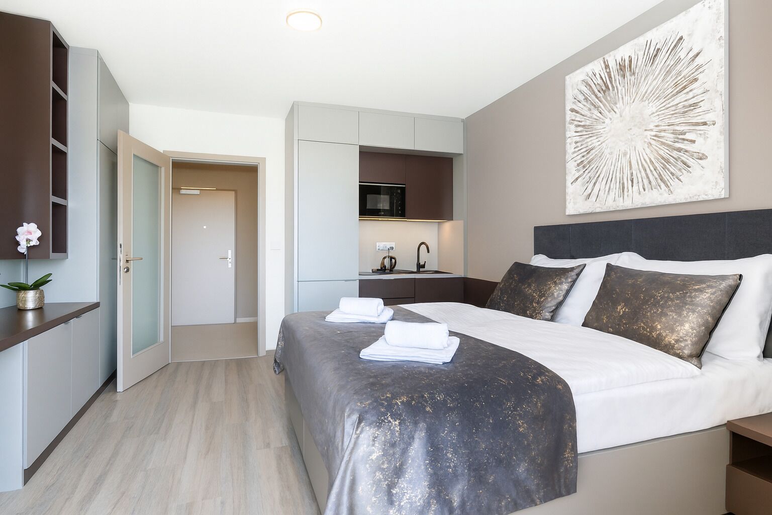 Classic-dobbeltværelse - 1 soveværelse - udsigt til gårdsplads | Arbejdsområde til bærbare computere, mørklægningsgardiner, gratis Wi-Fi