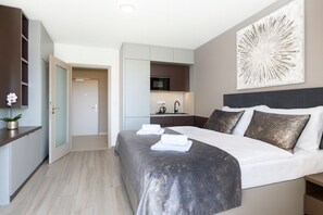 Doppia Classic, 1 camera da letto, vista cortile | Postazione laptop, tende oscuranti, Wi-Fi gratuito, lenzuola