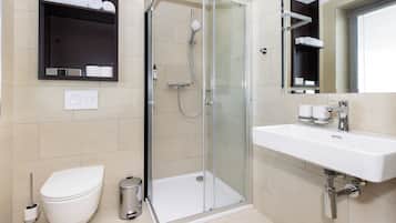 Habitación doble clásica, 1 habitación, vista al patio | Baño | Secadora de cabello, toallas, jabón, shampoo