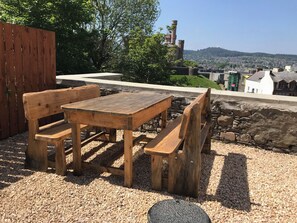 Outdoor dining - View Cottage (Inverness)
