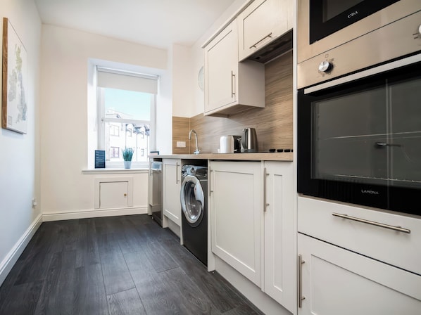 Cookware/dishes/utensils - 4 Lower Kessock Street (Inverness)