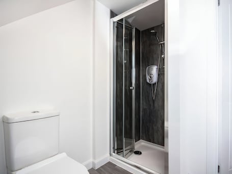 Shower. 4 Lower Kessock Street