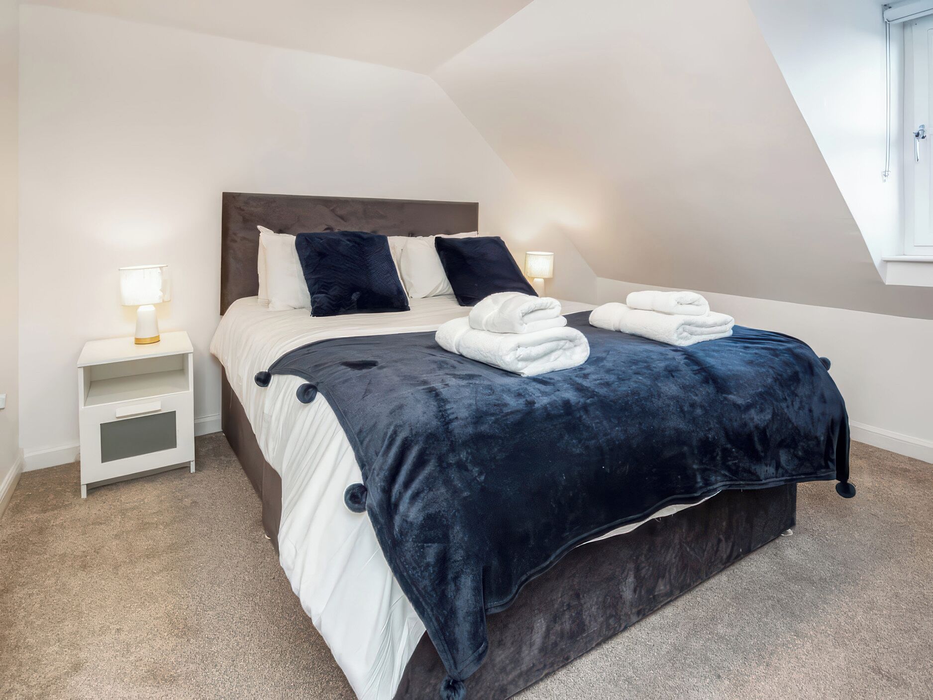 3 habitaciones, decoración personalizada y muebles diferentes 