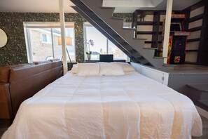1 bedroom, desk, WiFi, bed sheets