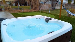 Outdoor spa tub - Hot Tub & Pickleball | Packed with Entertainment | Near BYU (Orem)