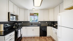 Réfrigérateur, micro-ondes, four, plaque de cuisson