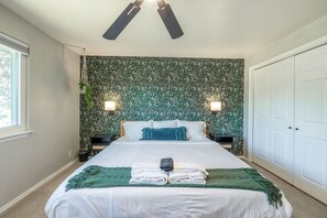 5 bedrooms, desk, iron/ironing board, travel cot