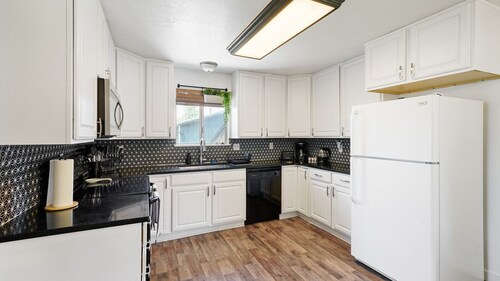 Hot Tub | Pickleball | Arcade | Sleeps 15| By BYU