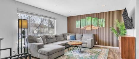 スマートテレビ、テレビゲーム、テーブルサッカー台、ミュージックライブラリ