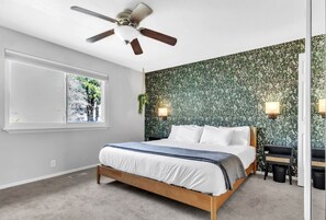 5 chambres, bureau, fer et planche à repasser, lit parapluie