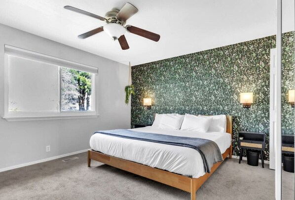 5 chambres, bureau, fer et planche à repasser, lit de bébé portatif