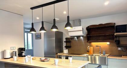 Peaceful cottage in Allier for 8 guests, garden, pets allowed