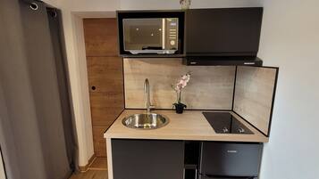 Een koelkast, een microgolfoven, een kookplaat