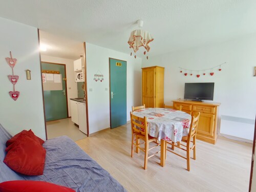 Bright studio with loggia near Les Rousses village